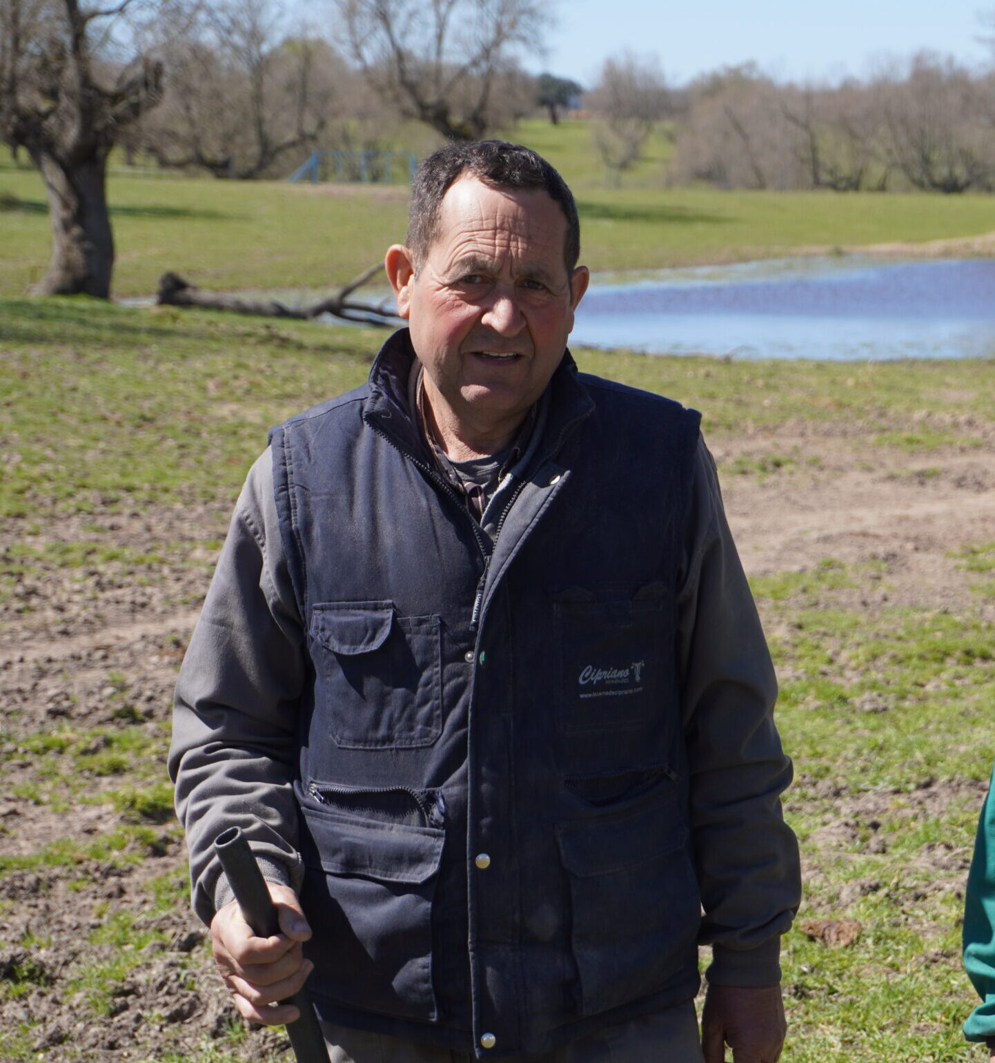 Cayetano en la explotación agrícola y ganadera de Boada