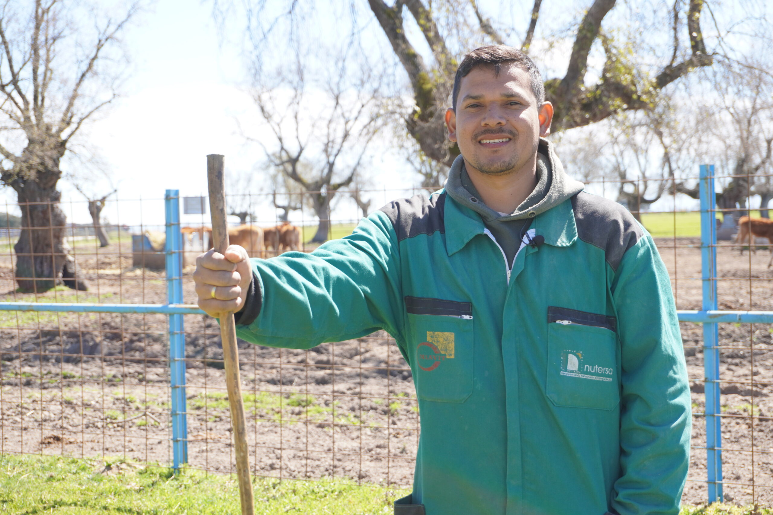 Harold en el entorno rural en el que vive y trabaja